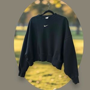 Nike Phoenix Fleece Crop Sweatshirt.
Black. Sz:Large ( oversized fit )